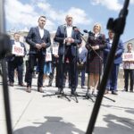 23.06.2020 Kielce. Konferencja prasowa z udziałem lidera Porozumienia Jarosława Gowina. Od lewej: poseł Michał Cieślak, Jarosław Gowin i wicemarszałek Renata Janik / Jarosław Kubalski / Radio Kielce