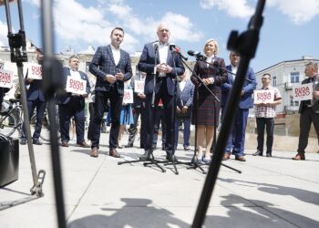 23.06.2020 Kielce. Konferencja prasowa z udziałem lidera Porozumienia Jarosława Gowina. Od lewej: poseł Michał Cieślak, Jarosław Gowin i wicemarszałek Renata Janik / Jarosław Kubalski / Radio Kielce