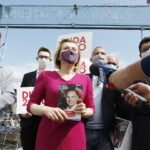 26.06.2020 Kielce. Wiceminister sportu Anna Krupka zachęcała na placu targowym do głosowania w wyborach prezydenckich na Andrzeja Dudę / Jarosław Kubalski / Radio Kielce