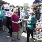 26.06.2020 Kielce. Wiceminister sportu Anna Krupka zachęcała na placu targowym do głosowania w wyborach prezydenckich na Andrzeja Dudę / Jarosław Kubalski / Radio Kielce