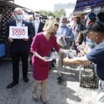 26.06.2020 Kielce. Wiceminister sportu Anna Krupka zachęcała na placu targowym do głosowania w wyborach prezydenckich na Andrzeja Dudę / Jarosław Kubalski / Radio Kielce