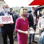 26.06.2020 Kielce. Wiceminister sportu Anna Krupka zachęcała na placu targowym do głosowania w wyborach prezydenckich na Andrzeja Dudę / Jarosław Kubalski / Radio Kielce