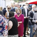 26.06.2020 Kielce. Wiceminister sportu Anna Krupka zachęcała na placu targowym do głosowania w wyborach prezydenckich na Andrzeja Dudę / Jarosław Kubalski / Radio Kielce