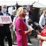 26.06.2020 Kielce. Wiceminister sportu Anna Krupka zachęcała na placu targowym do głosowania w wyborach prezydenckich na Andrzeja Dudę / Jarosław Kubalski / Radio Kielce