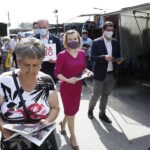 26.06.2020 Kielce. Wiceminister sportu Anna Krupka zachęcała na placu targowym do głosowania w wyborach prezydenckich na Andrzeja Dudę / Jarosław Kubalski / Radio Kielce