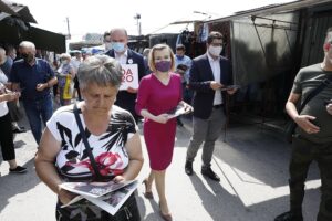 26.06.2020 Kielce. Wiceminister sportu Anna Krupka zachęcała na placu targowym do głosowania w wyborach prezydenckich na Andrzeja Dudę / Jarosław Kubalski / Radio Kielce