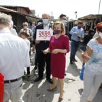 26.06.2020 Kielce. Wiceminister sportu Anna Krupka zachęcała na placu targowym do głosowania w wyborach prezydenckich na Andrzeja Dudę / Jarosław Kubalski / Radio Kielce