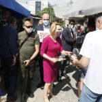 26.06.2020 Kielce. Wiceminister sportu Anna Krupka zachęcała na placu targowym do głosowania w wyborach prezydenckich na Andrzeja Dudę / Jarosław Kubalski / Radio Kielce