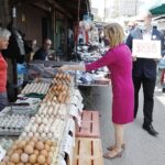 26.06.2020 Kielce. Wiceminister sportu Anna Krupka zachęcała na placu targowym do głosowania w wyborach prezydenckich na Andrzeja Dudę / Jarosław Kubalski / Radio Kielce