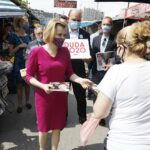 26.06.2020 Kielce. Wiceminister sportu Anna Krupka zachęcała na placu targowym do głosowania w wyborach prezydenckich na Andrzeja Dudę / Jarosław Kubalski / Radio Kielce