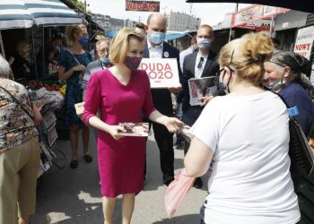 26.06.2020 Kielce. Wiceminister sportu Anna Krupka zachęcała na placu targowym do głosowania w wyborach prezydenckich na Andrzeja Dudę / Jarosław Kubalski / Radio Kielce