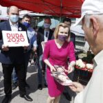 26.06.2020 Kielce. Wiceminister sportu Anna Krupka zachęcała na placu targowym do głosowania w wyborach prezydenckich na Andrzeja Dudę / Jarosław Kubalski / Radio Kielce