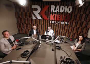 28.06.2020 Radio Kielce. Wybory prezydenckie. Wieczór Wyborczy Polskiego Radia Kielce. Od lewej: poseł Nowej Lewicy Andrzej Szejna, poseł PiS Krzysztof Lipiec, Radosław Podsiadły - Radio Kielce i poseł PO Marzena Okła-Drewnowicz / Jarosław Kubalski / Radio Kielce