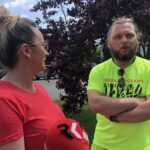 07.06.2020. Koprzywnica. Sekcja nordic walking. Na zdjęciu (od lewej): Katarzyna Kasińska - prezes KGW w Gnieszowicach i Krzysztof Pitra - dyrektor Miejsko-Gminnego Ośrodka Kultury i Sportu w Koprzywnicy / Grażyna Szlęzak-Wójcik / Radio Kielce