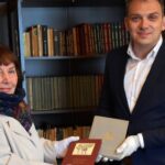 Kazimiera Zapałowa przekazała cenne wydawnictwa do Pracowni Dzieł i Piśmiennictwa o Stefanie Żeromskim i Regionie Świętokrzyskim, mieszczącej się dworku pisarza w Ciekotach. Na zdjęciu: Kazimiera Zapałowa – honorowy kustosz dworku Żeromskiego w Ciekotach oraz Wojciech Purtak – dyrektor Centrum Edukacji i Kultury „Szklany Dom” w Ciekotach / Centrum Edukacji i Kultury „Szklany Dom”