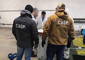 Podejrzenia śledczych okazały się słuszne - w sześciu beczkach znajdowała się kokaina / CBŚP