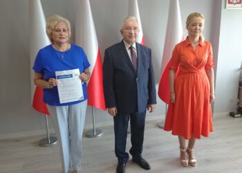 12.06.2020. Starachowice. Konferencja działaczy Prawa i Sprawiedliwości. Na zdjęciu (od lewej): Danuta Krępa - radna powiatu starachowickiego, Krzysztof Lipiec - poseł PiS i Agnieszka Kuś - radna powiatu starachowickiego / Anna Głąb / Radio Kielce