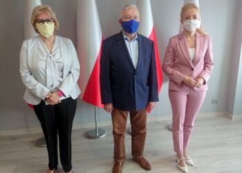 05.06.2020. Starachowice. Konferencja posła Krzysztofa Lipca. Na zdjęciu (od lewej): Danuta Krępa - radna, Krzysztof Lipiec - poseł PiS, Agnieszka Kuś - radna / Anna Głąb / Radio Kielce