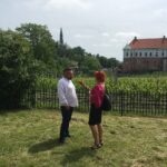12.06.2020. Sandomierz. Dzień otwartych winnic. Na zdjęciu (od lewej): Mateusz Paciura - prezes Sandomierskiego Stowarzyszenia Winiarzy i Grażyna Szlęzak-Wójcik - Radio Kielce / Grażyna Szlęzak-Wójcik / Radio Kielce