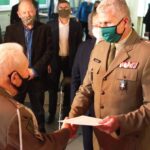 23.06.2020 Stadnicka Wola. Mianowanie Jerzego Łabętowicza na stopień majora. Mianowania dokonał szef Wojewódzkiego Sztabu Wojskowego w Kielcach płk Jarosław Molisak / Magdalena Galas-Klusek / Radio Kielce