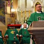 21.06.2020 Sulisławice. Drugi dzień uroczystości z okazji 200. rocznicy pielgrzymki mieszkańców Staszowa do Sulisławic. Na zdjęciu (przy mównicy): o. Artur Traczewski kustosz Sanktuarium Maryjnego w Sulisławicach / Jan Mazanka