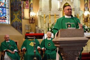 21.06.2020 Sulisławice. Drugi dzień uroczystości z okazji 200. rocznicy pielgrzymki mieszkańców Staszowa do Sulisławic. Na zdjęciu (przy mównicy): o. Artur Traczewski kustosz Sanktuarium Maryjnego w Sulisławicach / Jan Mazanka