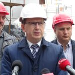 09.06.2020. Ostrowiec Św. Bloki socjalne w dzielnicy Częstocice. Na zdjęciu Jarosław Górczyński - prezydent Ostrowca Św., z tyłu po prawej Łukasz Dybiec - dyrektor Zakładu Usług Miejskich i radny powiatowy, po lewej Artur Zawadzki - radny miejski. / Emilia Sitarska / Radio Kielce