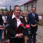 03.06.2020. Piaski Brzóstowskie. Nowo wyremontowana droga. Na zdjęciu Na zdjęciu Marzena Dębniak - starosta ostrowiecki / Emilia Sitarska / Radio Kielce