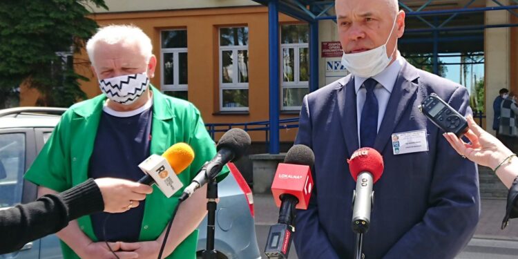 02.06.2020. Ostrowiec Św. Konferencja przed szpitalem. Na zdjęciu (od lewej): dr Adam Karolik - dyrektor ds. lecznictwa w ostrowieckim ZOZ, Andrzej Gruza - dyrektor naczelny szpitala w Ostrowcu Św. / Emilia Sitarska / Radio Kielce