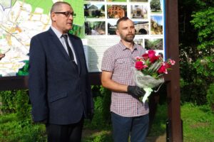 21.06.2020. Doły Biskupie. Odsłonięcie tablic informacyjnych. Na zdjęciu (od lewej): Piotr Bek - przewodniczący Rady Gminy w Kunowie i Piotr Rakoczy - wiceprzewodniczący Rady Gminy w Kunowie / Emilia Sitarska / Radio Kielce