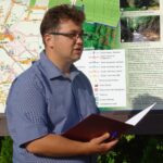 21.06.2020. Doły Biskupie. Odsłonięcie tablic informacyjnych. Na zdjęciu: Paweł Gawron - prezes Stowarzyszenia Witulin nad Świśliną / Emilia Sitarska / Radio Kielce