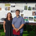 21.06.2020. Doły Biskupie. Odsłonięcie tablic informacyjnych. Na zdjęciu (od lewej): Aldona Chojnacka - wiceprezes stowarzyszenia Witulin nad Świśliną i Paweł gawron - prezes stowarzyszenia Witulin nad Świśliną / Emilia Sitarska / Radio Kielce