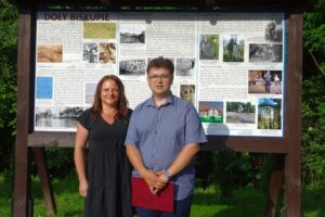 21.06.2020. Doły Biskupie. Odsłonięcie tablic informacyjnych. Na zdjęciu (od lewej): Aldona Chojnacka - wiceprezes stowarzyszenia Witulin nad Świśliną i Paweł gawron - prezes stowarzyszenia Witulin nad Świśliną / Emilia Sitarska / Radio Kielce