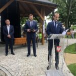 20.06.2020. Sandomierz. Otwarcie tężni. Na zdjęciu (od lewej): Andrzej Bolewski - prezes Spółdzielni Budownictwa Mieszkaniowego Sandomierz, Marcin Marzec - burmistrz Sandomierza i Wojciech Dumin - dyrektor Sandomierskiego Centrum Kultury / Grażyna Szlęzak-Wójcik / Radio Kielce