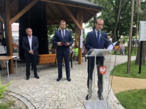 20.06.2020. Sandomierz. Otwarcie tężni. Na zdjęciu (od lewej): Andrzej Bolewski - prezes Spółdzielni Budownictwa Mieszkaniowego Sandomierz, Marcin Marzec - burmistrz Sandomierza i Wojciech Dumin - dyrektor Sandomierskiego Centrum Kultury / Grażyna Szlęzak-Wójcik / Radio Kielce