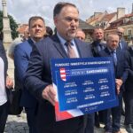 25.06.2020. Sandomierz. Przekazanie czeków gminom powiatu sandomierskiego z rządowego Funduszu Inwestycji Samorządowych. Na zdjęciu (od lewej): Anna Glibowska - radna powiatu, Jacek Toś - dyrektor oddziału KOWR w Kielcach, Marek Kwitek - poseł PiS / Grażyna-Szlęzak-Wójcik / Radio Kielce