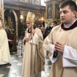 19.06.2020. Sandomierz. Bazylika katedralna. Święcenia kapłańskie. Na zdjęciu (od lewej): Edward Frankowski - biskup senior diecezji sandomierskiej, Krzysztof Nitkiewicz - biskup ordynariusz diecezji sandomierskiej / Grażyna-Szlęzak-Wójcik / Radio Kielce