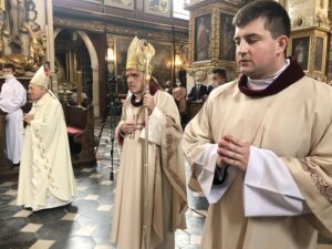 19.06.2020. Sandomierz. Bazylika katedralna. Święcenia kapłańskie. Na zdjęciu (od lewej): Edward Frankowski - biskup senior diecezji sandomierskiej, Krzysztof Nitkiewicz - biskup ordynariusz diecezji sandomierskiej / Grażyna-Szlęzak-Wójcik / Radio Kielce