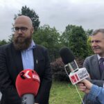 22.06.2020 Sandomierz. Wystawa „Wisła w Sandomierzu - 10 lat po powodzi”. Od lewej: Dominik Płaza - dyrektor Muzeum Okręgowego, Krzysztof Sobiecki - dyrektor Zarządu Zlewni Wody Polskie w Sandomierzu / Grażyna Szlęzak-Wójcik / Radio Kielce