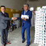 16.06.2020. Zochcinek. Przekazanie mleka do DPS-u. Na zdjęciu od lewej Jacek Toś - dyrektor KOWR w Kielcach, Jarosław Basak - dyrektor DPS-u w Zochcinku / Emilia Sitarska / Radio Kielce