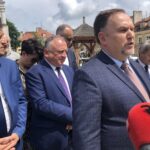 25.06.2020. Sandomierz. Przekazanie czeków gminom powiatu sandomierskiego z rządowego Funduszu Inwestycji Samorządowych. Na zdjęciu (od lewej): Jacek Toś - dyrektor oddziału regionalnego KOWR w Kielcach, Szymon Kołacz - wójt Łoniowa, Marek Kwitek - poseł PiS / Grażyna-Szlęzak-Wójcik / Radio Kielce