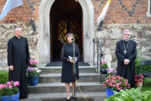 21.06.2020. Sandomierz. Otwarcie wystawy „Nie samym chlebem...”. Na zdjęciu (od lewej): ks. Andrzej Rusak - dyrektor Muzeum Diecezjalnego w Sandomierzu, Urszula Stępień - kustosz i Krzysztof Nitkiewicz - biskup sandomierski / Grażyna Szlęzak-Wójcik / Radio Kielce