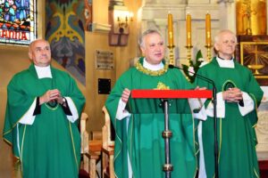 21.06.2020 Sulisławice. Drugi dzień uroczystości z okazji 200. rocznicy pielgrzymki mieszkańców Staszowa do Sulisławic. Na zdjęciu (od lewej): ks. Szczepan Janas, o. Krzysztof Swół i ks. Edward Zieliński / Jan Mazanka