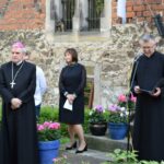 21.06.2020. Sandomierz. Otwarcie wystawy „Nie samym chlebem...”. Na zdjęciu (od lewej): Marcin Marzec - burmistrz Sandomierza, Krzysztof Nitkiewicz - biskup sandomierski, Urszula Stępień - kustosz i ks. Andrzej Rusak - dyrektor Muzeum Diecezjalnego w Sandomierzu / Grażyna Szlęzak-Wójcik / Radio Kielce