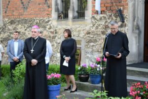 21.06.2020. Sandomierz. Otwarcie wystawy „Nie samym chlebem...”. Na zdjęciu (od lewej): Marcin Marzec - burmistrz Sandomierza, Krzysztof Nitkiewicz - biskup sandomierski, Urszula Stępień - kustosz i ks. Andrzej Rusak - dyrektor Muzeum Diecezjalnego w Sandomierzu / Grażyna Szlęzak-Wójcik / Radio Kielce