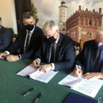 26.06.2020. Sandomierz. Podpisanie umowy o dofinansowanie inwestycji w ramach projektu „Transport miejski przyjazny środowisku”. Na zdjęciu (od lewej): Marek Kwitek - poseł PiS, Marcin Marzec - burmistrz Sandomierza, Andrzej Bętkowski - marszałek województwa świętokrzyskiego i Marek Jońca - członek zarządu województwa świętokrzyskiego / Grażyna Szlęzak-Wójcik / Radio Kielce