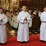 19.06.2020. Sandomierz. Bazylika katedralna. Święcenia kapłańskie. Na zdjęciu (od lewej): ks. Bartłomiej Stawowy, ks. Robert Rędzio, ks. Jarosław Nieściur - nowo wyświęceni kapłani / Grażyna-Szlęzak-Wójcik / Radio Kielce