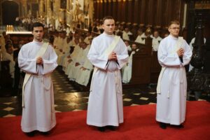 19.06.2020. Sandomierz. Bazylika katedralna. Święcenia kapłańskie. Na zdjęciu (od lewej): ks. Bartłomiej Stawowy, ks. Robert Rędzio, ks. Jarosław Nieściur - nowo wyświęceni kapłani / Grażyna-Szlęzak-Wójcik / Radio Kielce