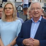 20.06.2020. Ostrowiec Świętokrzyski. Akcja „Łączy nas Polska”. Na zdjęciu (od lewej): Na zdjęciu: Małgorzata Wasserman - posłanka PiS i Krzysztof Lipiec - lider świętokrzyskich struktur PiS / Emilia Sitarska / Radio Kielce