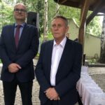 20.06.2020. Sandomierz. Otwarcie tężni. Na zdjęciu (od lewej): Paweł Niedźwiedź - zastępca burmistrza Sandomierza i Andrzej Bolewski - prezes Spółdzielni Budownictwa Mieszkaniowego Sandomierz / Grażyna Szlęzak-Wójcik / Radio Kielce